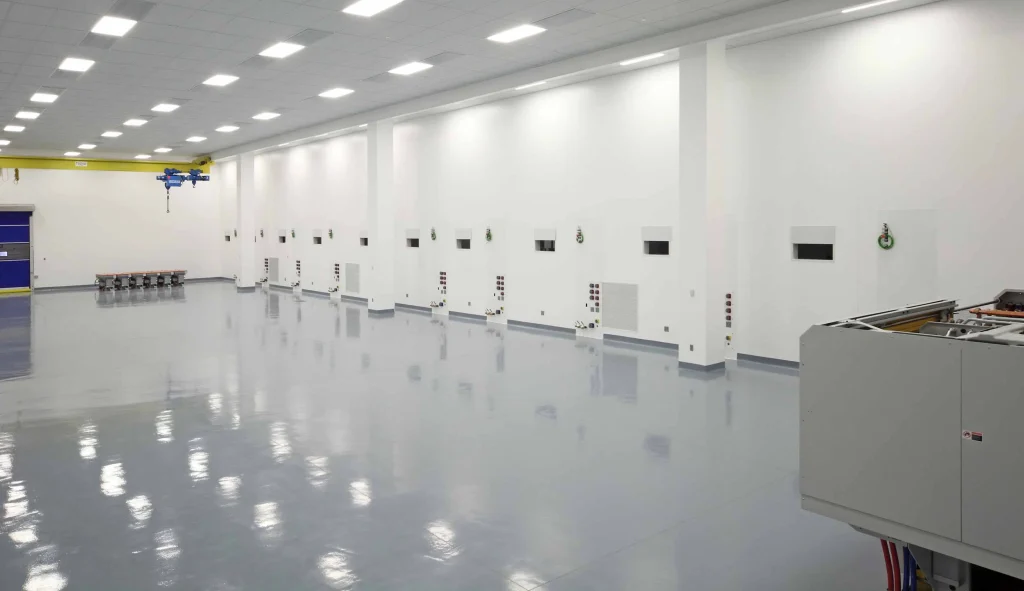 ALMAX EIS Finishes New Class 1000 Clean Room